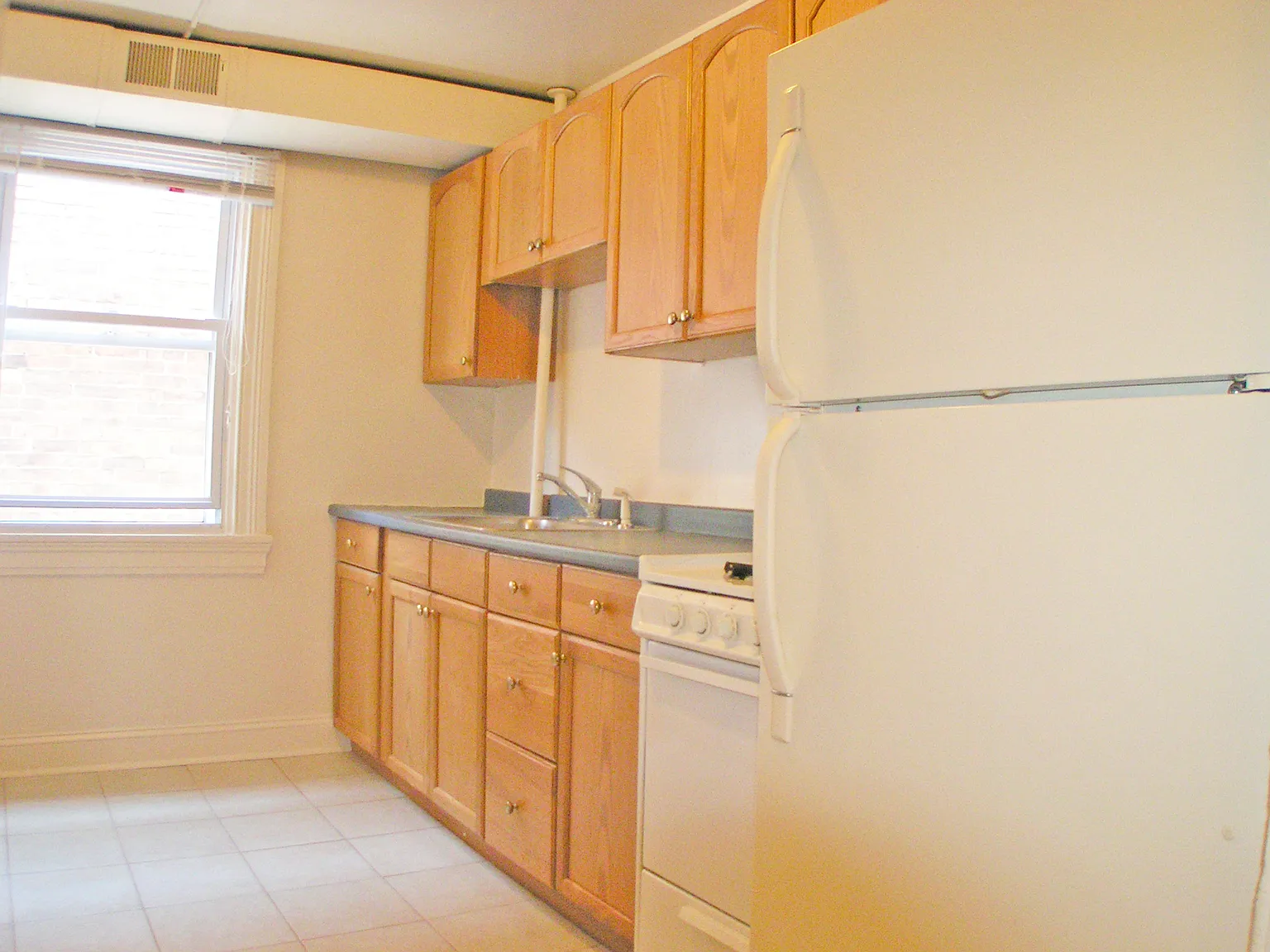 2 bed, 1.0 bath, $1,050 — Photo 4