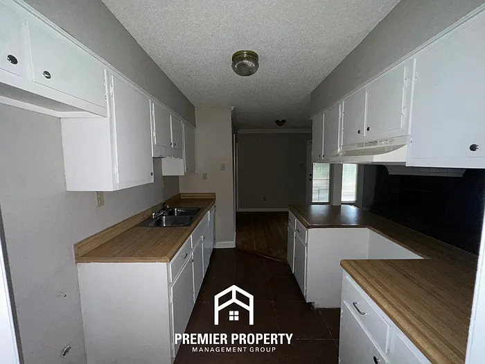 1082 Hooker St — Photo 5