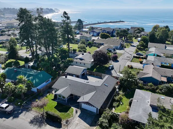 309 S Hazel St, Brookings, OR 97415