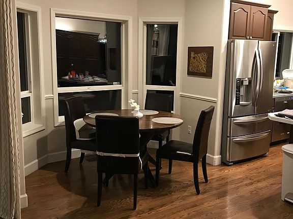 eat in nook - seats 6 