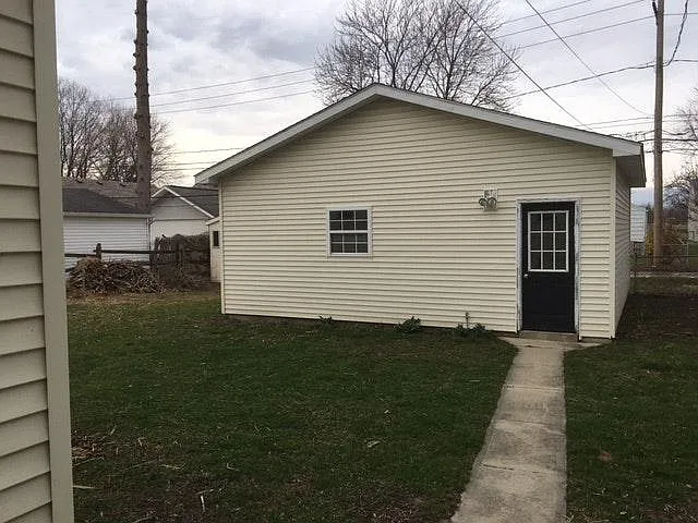 3 bed, 1.5 bath, 1467 sqft, $1,800 — Photo 2