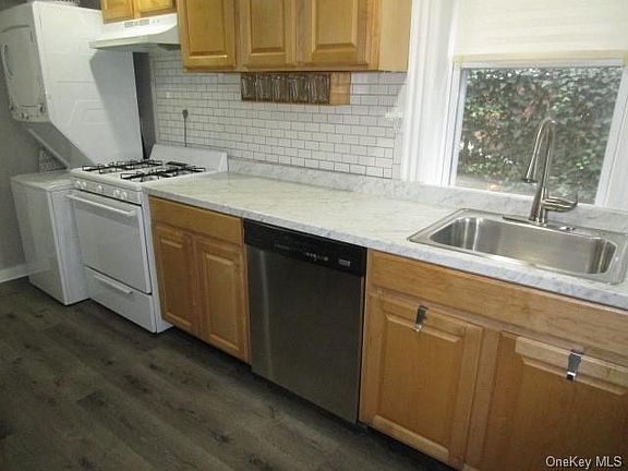 4th image of 77 Jefferson St