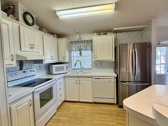 5th image of 367 Seelye St