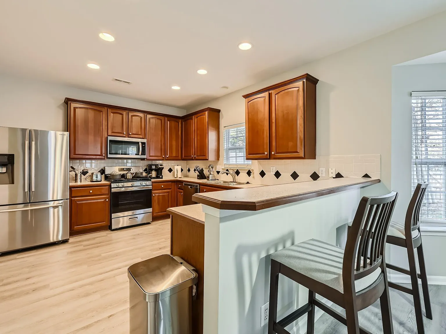 5 bed, 2.5 bath, 2700 sqft, $7,900 — Photo 2