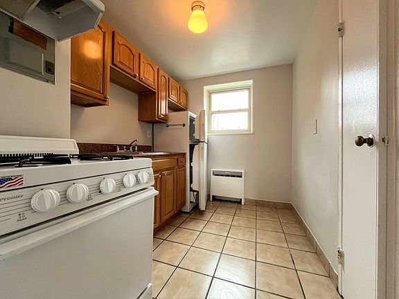4th image of 1998 Delaware Ave #2