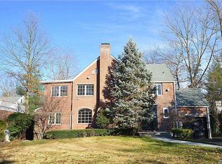 19 Robin Way, Great Neck, NY 11021