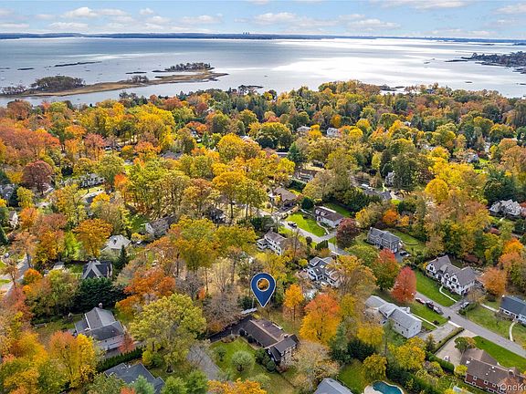 3rd image of 8 Douglas Circle