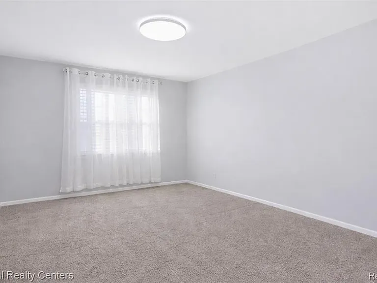 16878 Farmington Rd — Photo 17