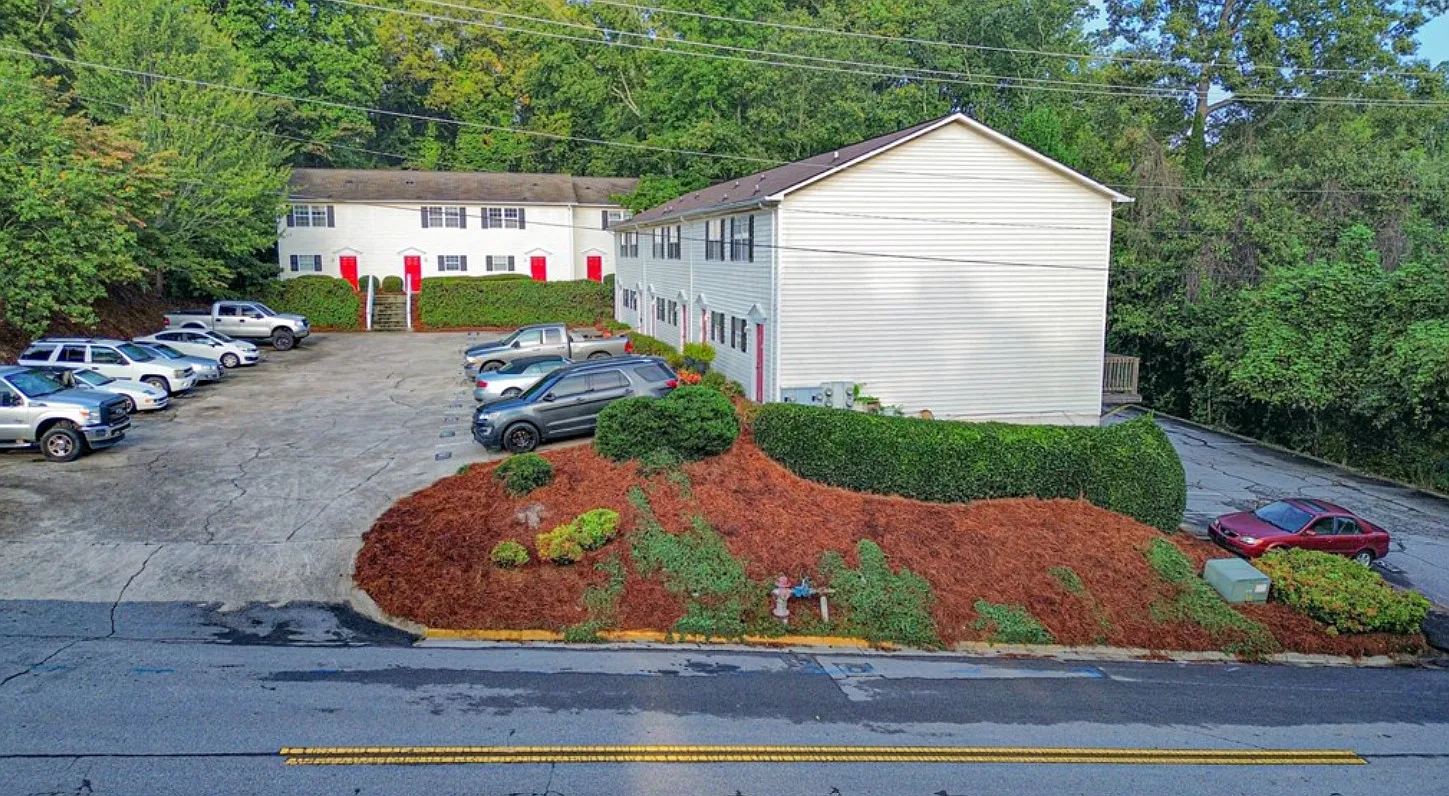 Ivy Manor — Photo 2