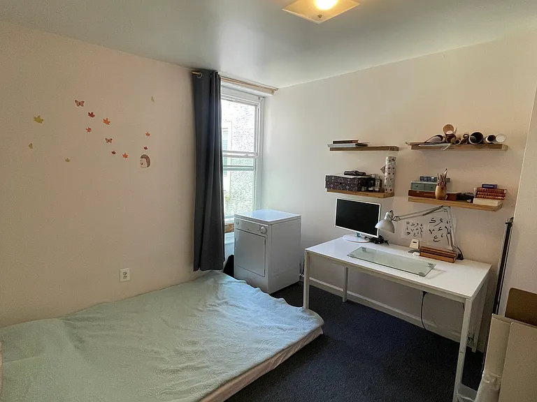 Second bedroom (with dryer)