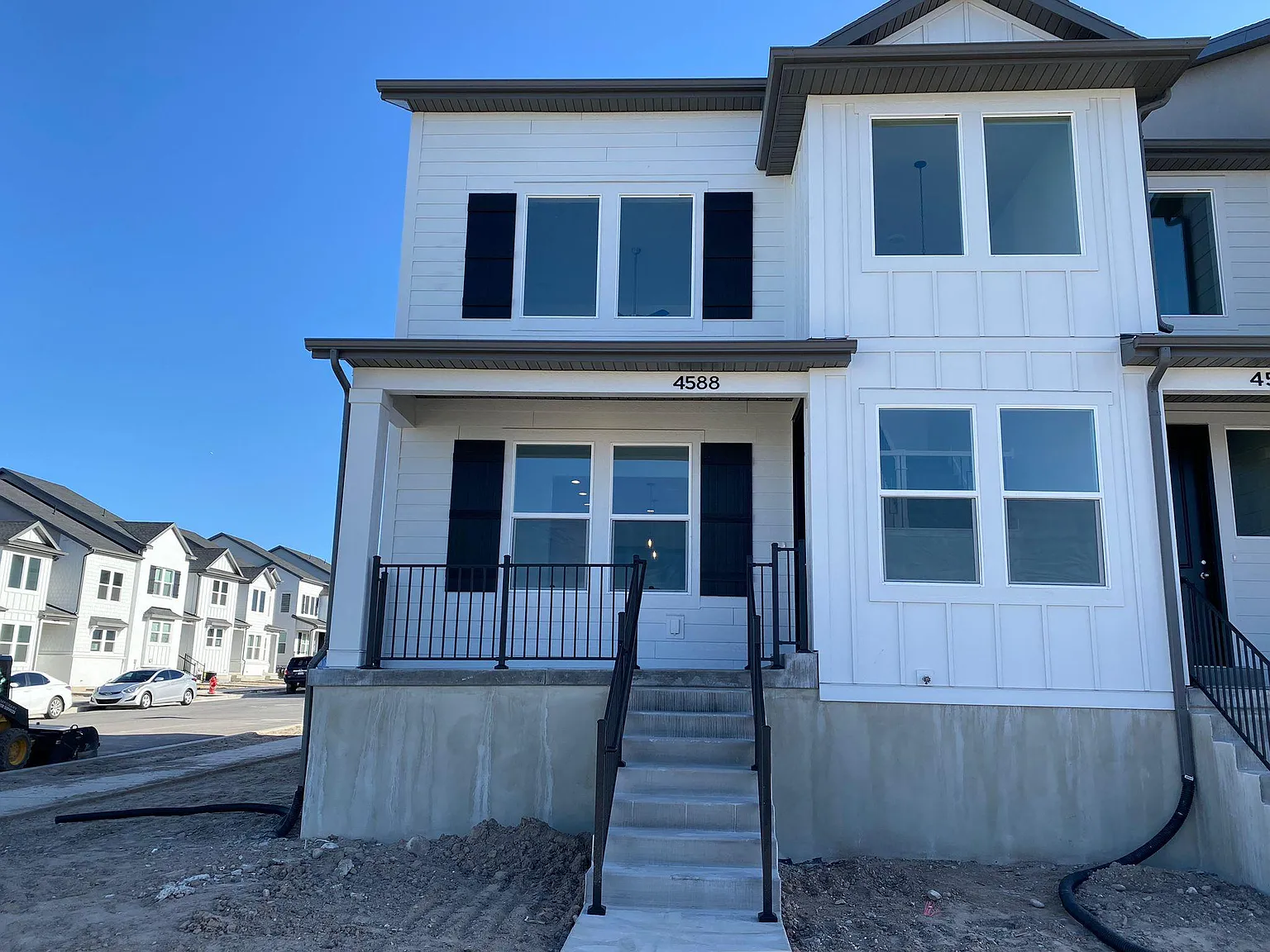 3 bed, 2.5 bath, 2288 sqft, $2,600 — Photo 2