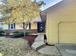 1121 NE Ridgeview Dr, Lees Summit, MO 64086