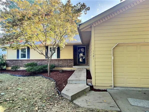 1121 NE Ridgeview Dr, Lees Summit, MO 64086