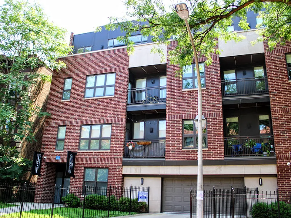 933 W Belle Plaine Ave