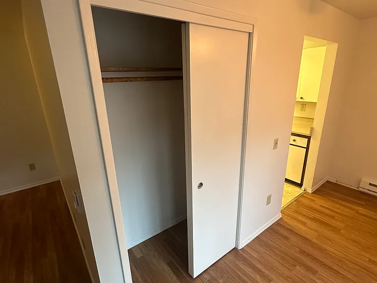 Newport Manor — Photo 20