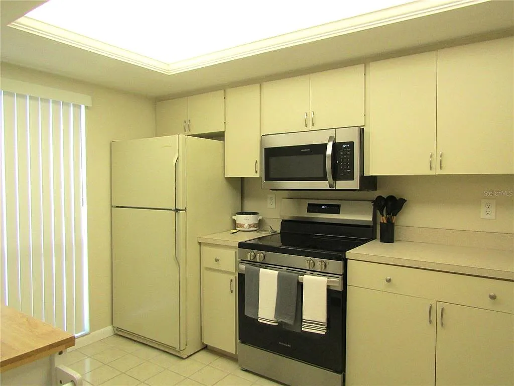 2 bed, 2.0 bath, 1069 sqft, $3,800 — Photo 3