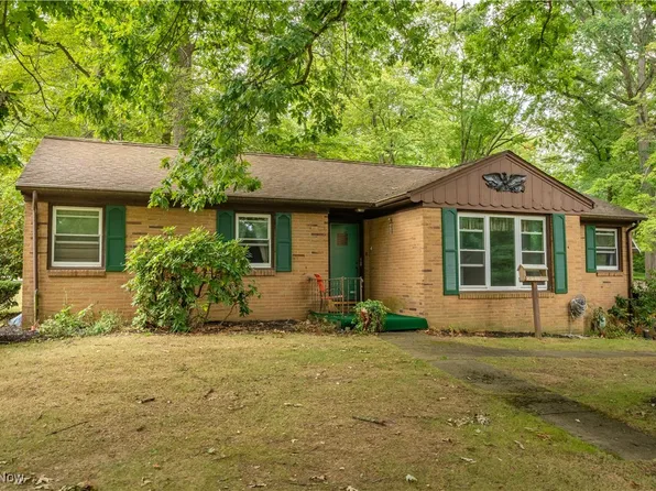 210 Woodside St SW, Hartville, OH 44632