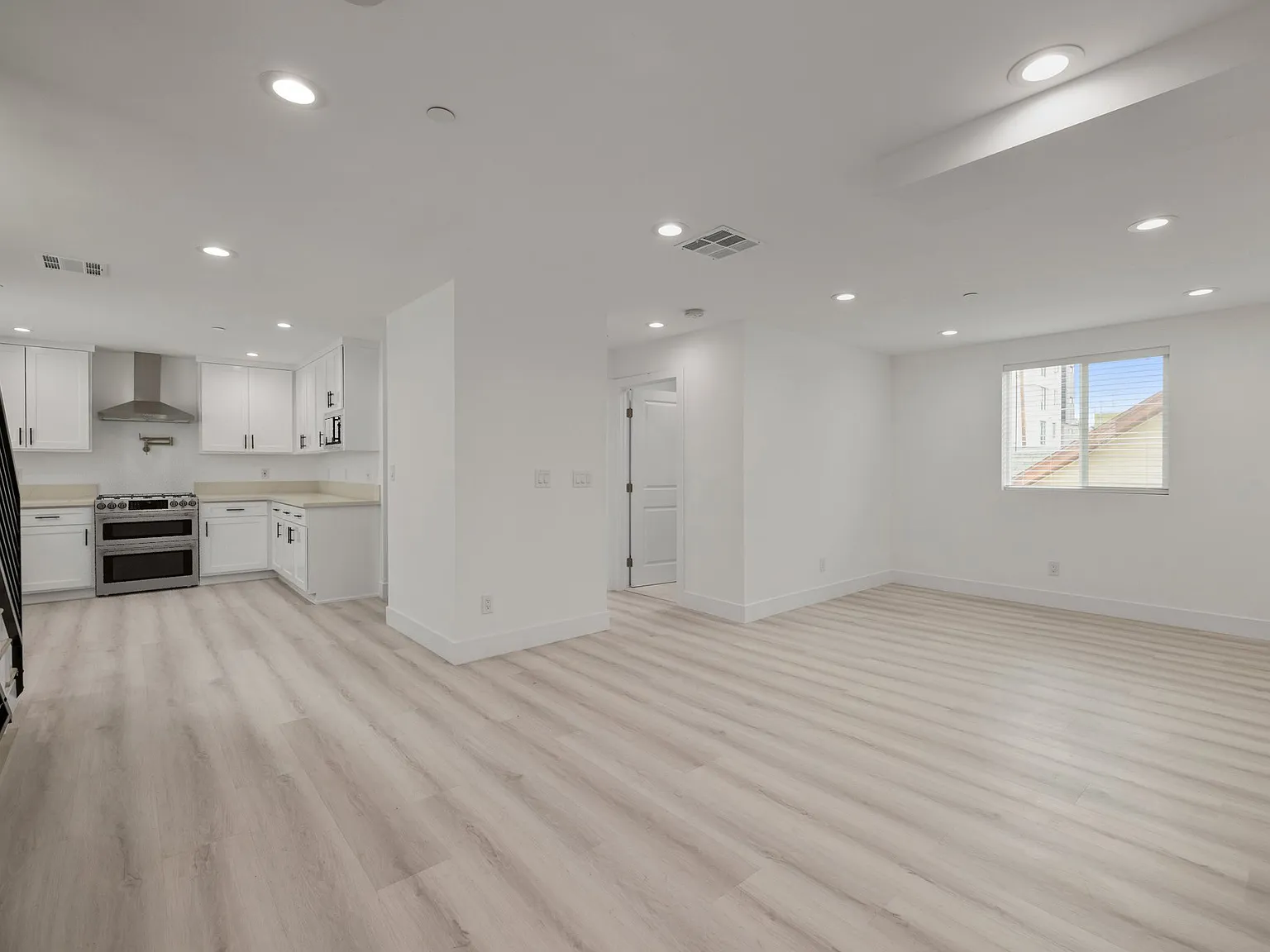 637 N Kingsley Dr — Photo 3