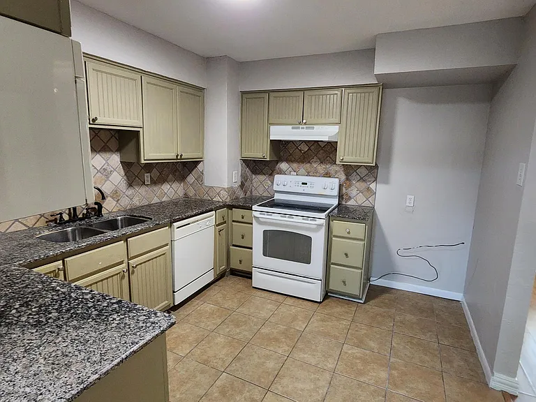 808 Howell Dr — Photo 8