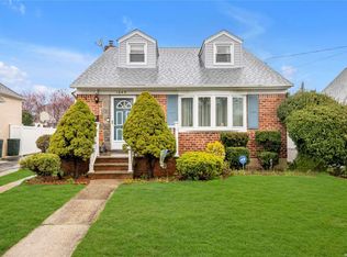 1645 Aladdin Ave, New Hyde Park, NY 11040