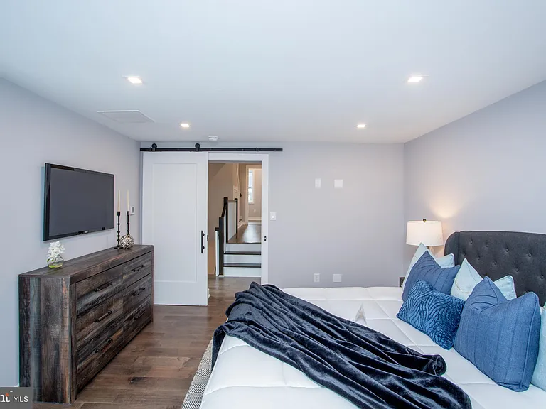 327 Wood St — Photo 43
