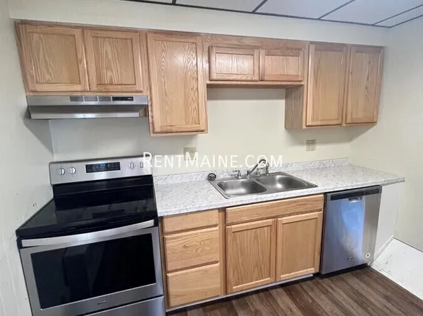 79 4th St APT 3, Bangor, ME 04401