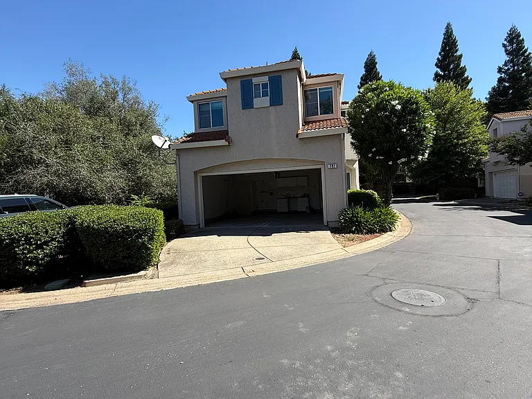 282 Oak Briar Ct — Photo 3