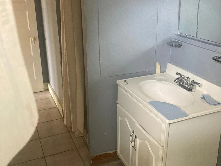 Bathroom with stall shower. Picture 1