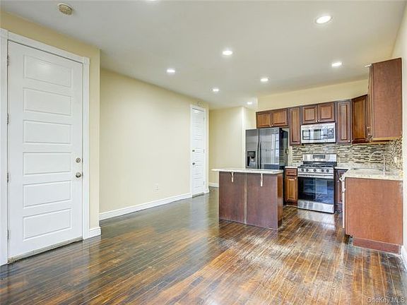 3rd image of 346 Montauk Ave APT 1