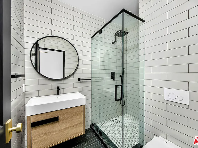 107 S Flores St #1/2 — Photo 15