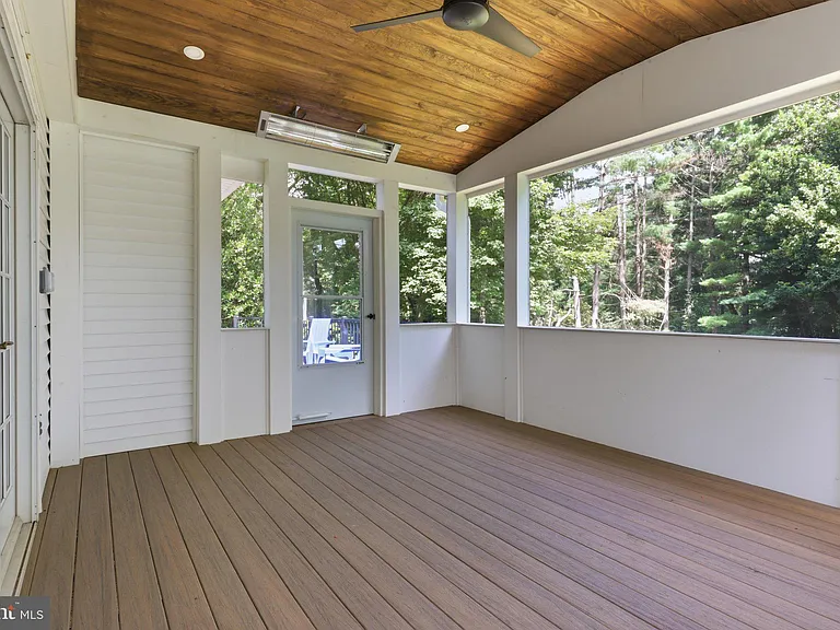 6817 Jeremiah Ct — Photo 37