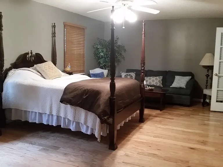 425 Valley Dr — Photo 1