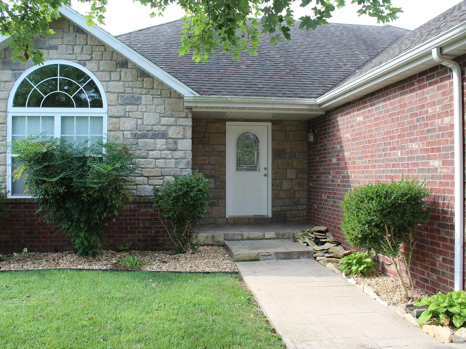 602 E Thornhill Dr — Photo 1