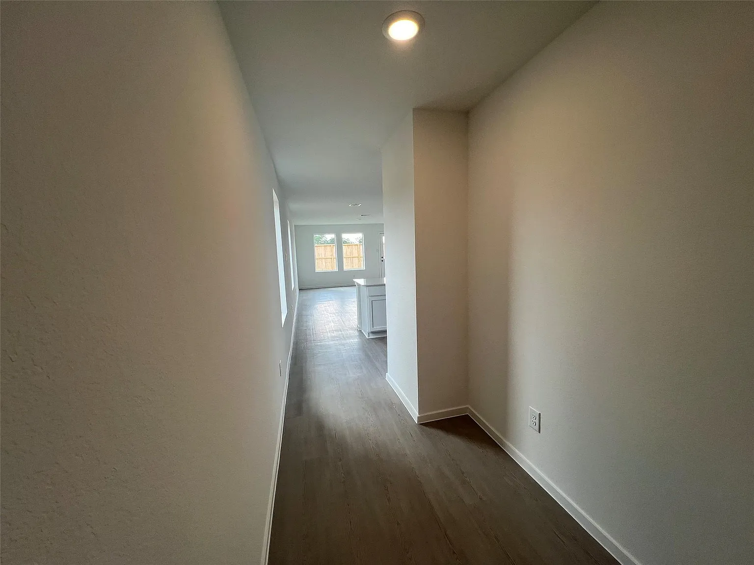 3 bed, 2.0 bath, 1273 sqft, $1,800 — Photo 4