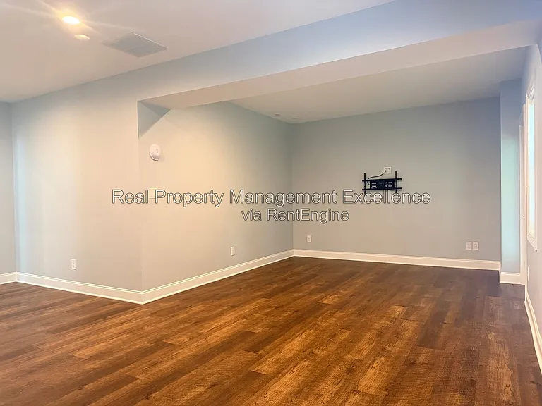 305 Holly Thorn Trce — Photo 14