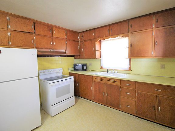 5th image of 1042 Washington Ave