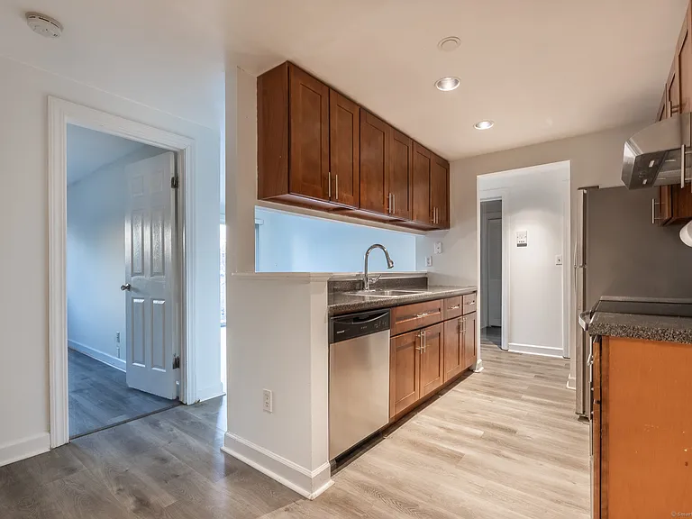 980 Lindley St #304F — Photo 9