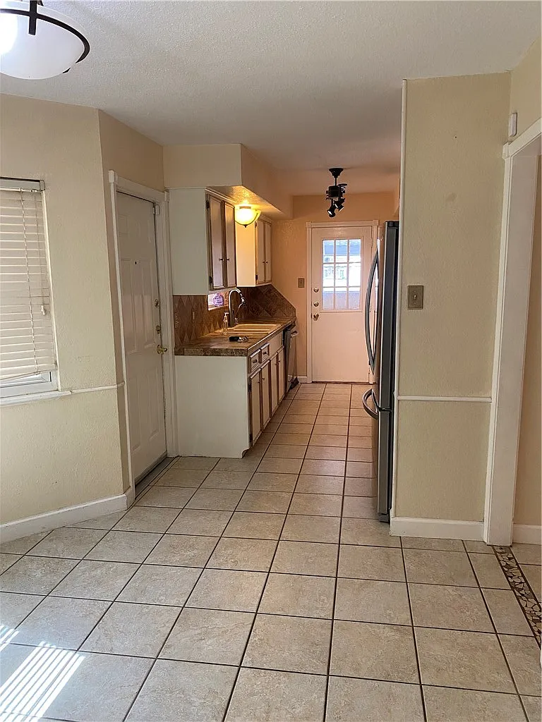 3 bed, 2.5 bath, 1670 sqft, $2,100 — Photo 4