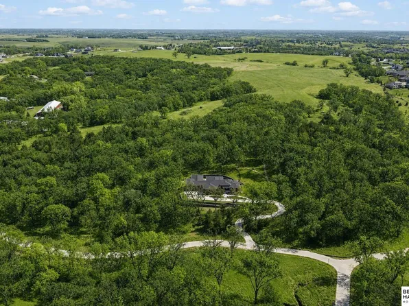 23303 K Plz, Elkhorn, NE 68022