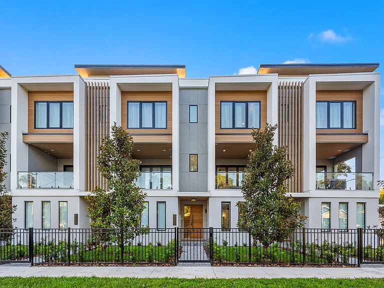 210 W Columbus Dr #3 — Photo 1