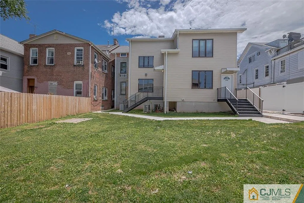 39 Throop Ave — Photo 3