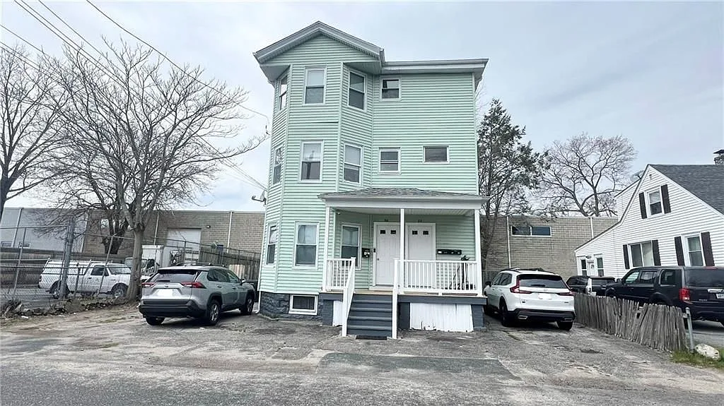2 bed, 1.0 bath, 921 sqft, $1,999 — Photo 1