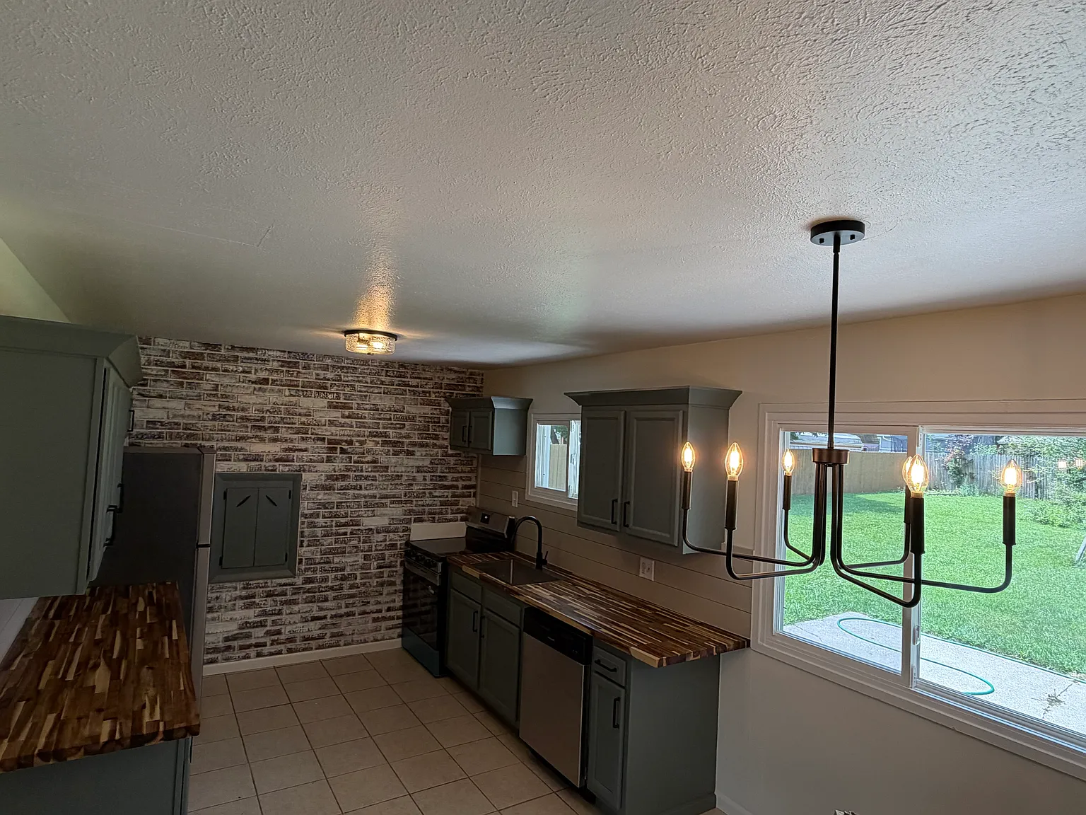 3 bed, 1374 sqft, $1,850 — Photo 4