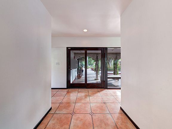 3rd image of 5000 Palomar Dr