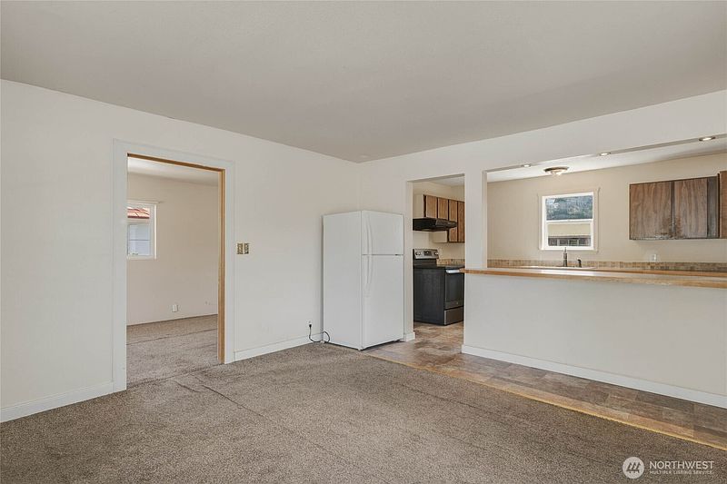 4th image of 801 Peachey Street