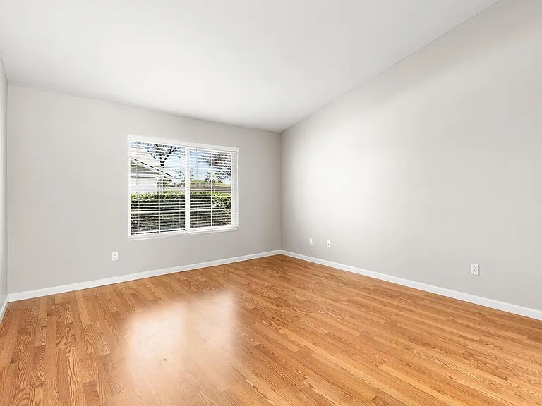 2975 Lexington Cir — Photo 18
