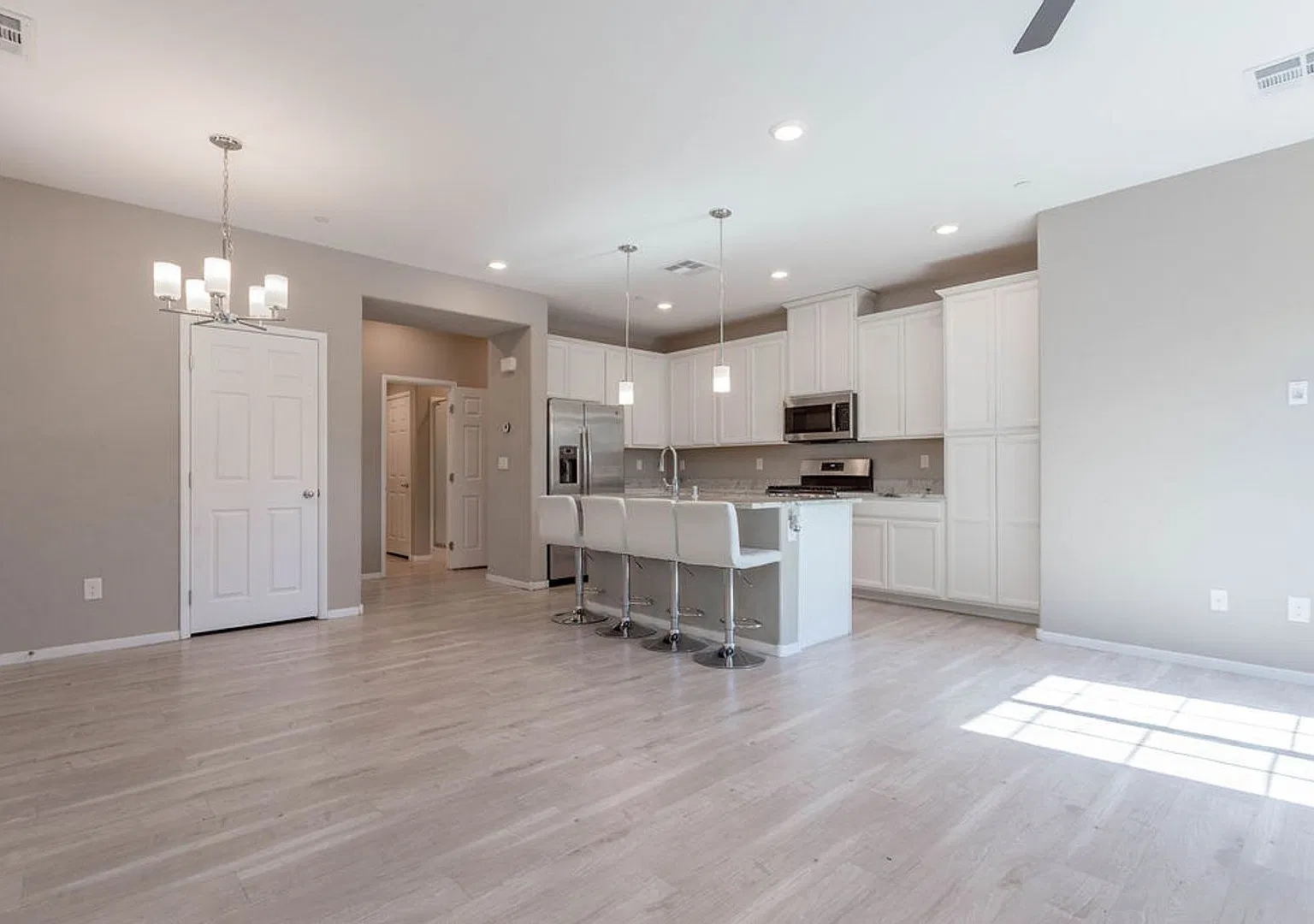 Beautiful 2-story townhome — Photo 1