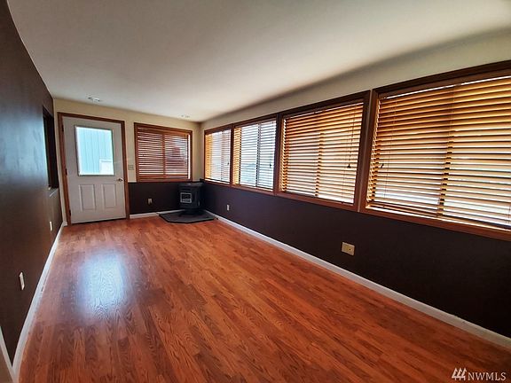 Nice Sunroom addition/entry with pellet stove!