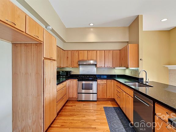 5th image of 16 Spring Hollow Cir
