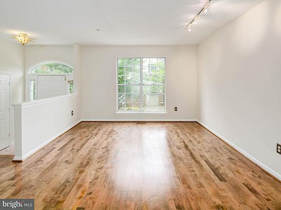 4th image of 10116 Vanderbilt Cir